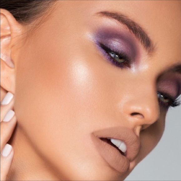 🎉2 X HP🎉 Kylie The Purple Eyeshadow Palette - Picture 12 of 16